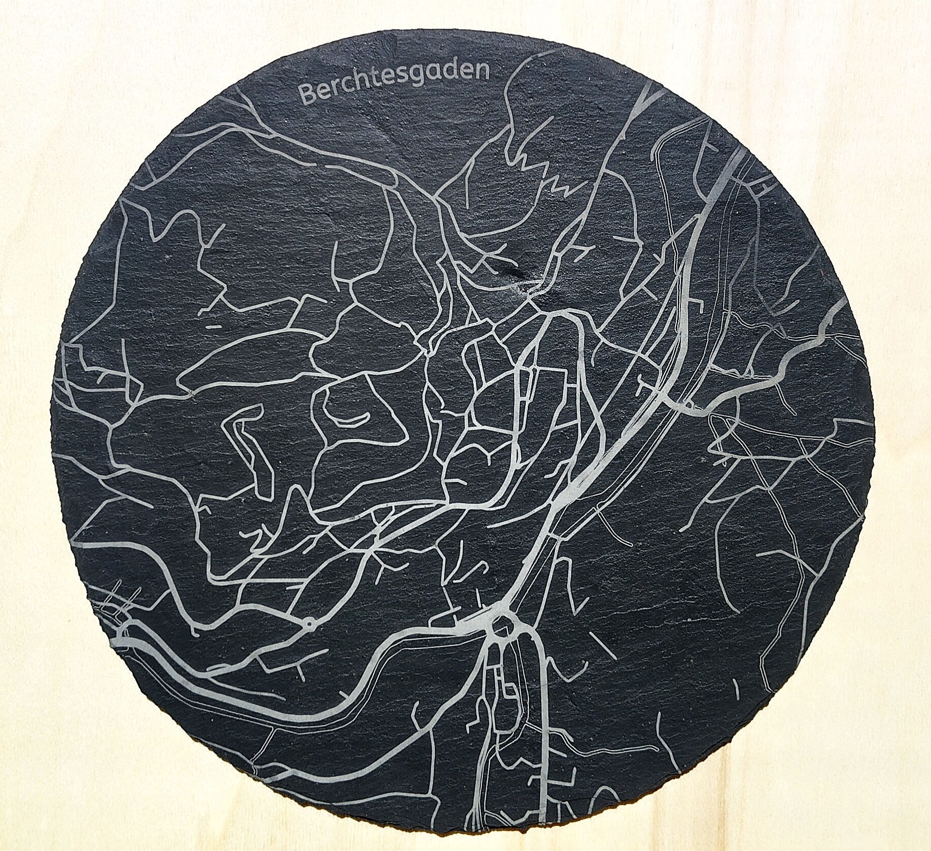 Rundes Schieferprodukt mit gravierter Karte von Berchtesgaden